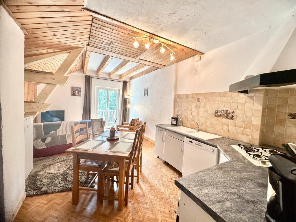 une cuisine avec une table et une salle à manger dans l'établissement Grande-Ours Chalet étoile des cîmes, à Ristolas