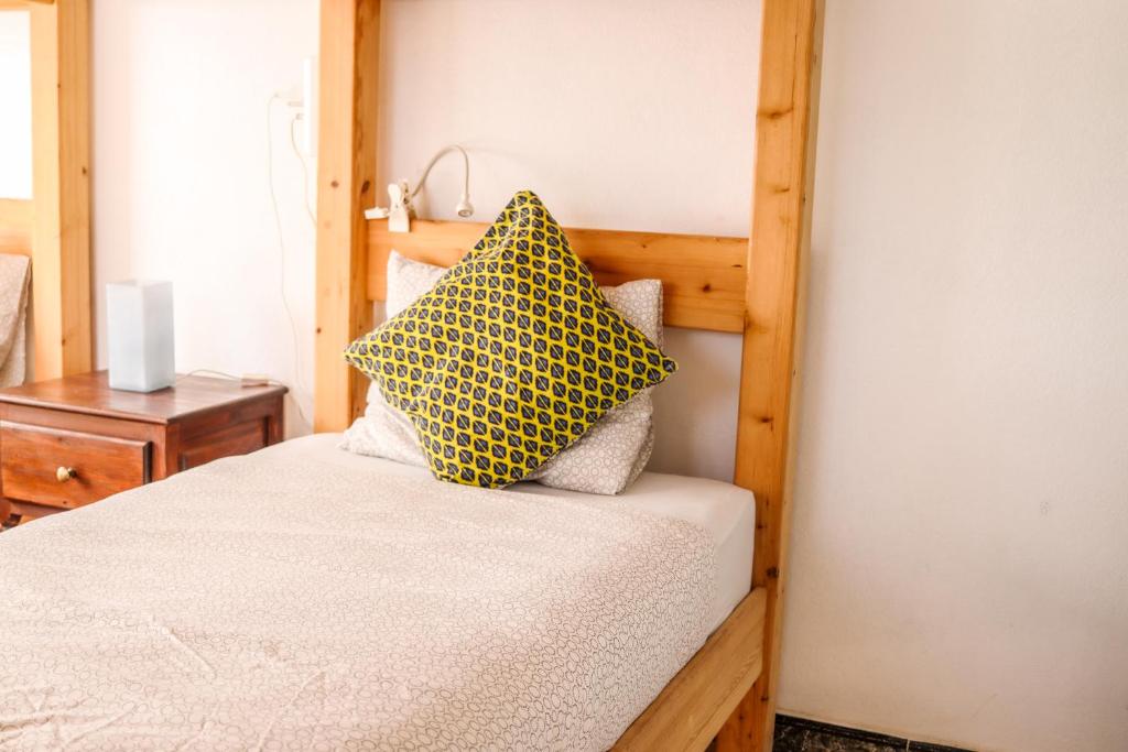 Una cama o camas en una habitación de Ifni Surf Hostal