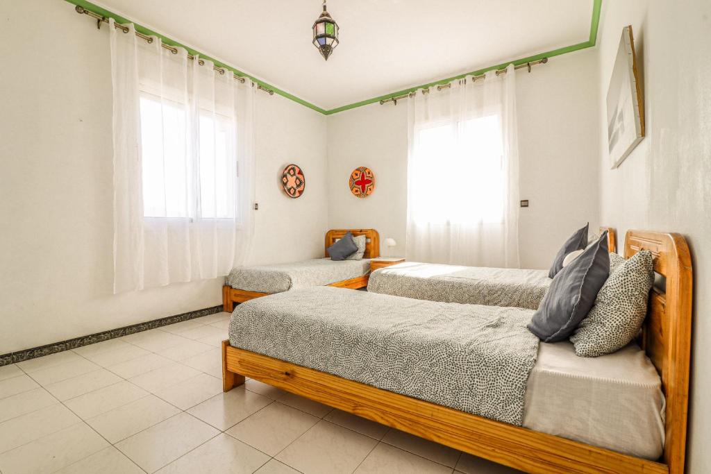 Una cama o camas en una habitación de Ifni Surf Hostal