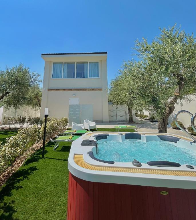 a building with a hot tub in a yard at La Depèndance Luxury Rooms in Francavilla al Mare