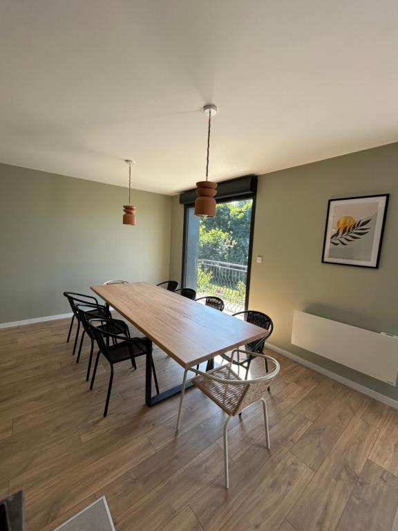 une salle de conférence avec une table et des chaises en bois dans l'établissement Refuge nature de Aumontzey, à Granges-Aumontzey