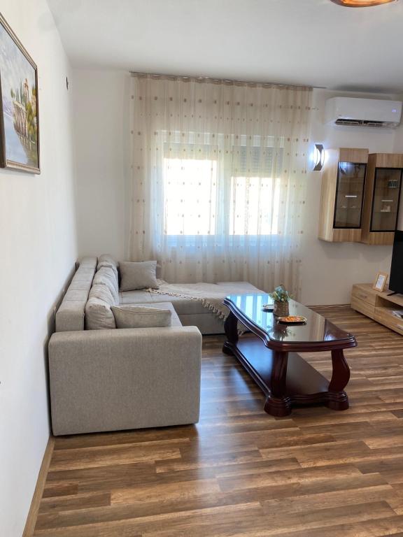 ein Wohnzimmer mit einer Couch und einem Couchtisch in der Unterkunft Kuzmanovski Apartments in Bitola