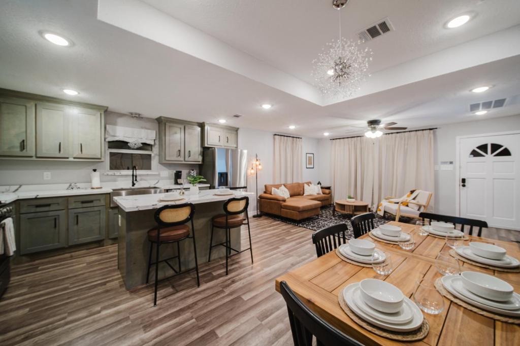 Kuchyň nebo kuchyňský kout v ubytování 3BR Gated Home Near NRG Downtown Rice MedCenter