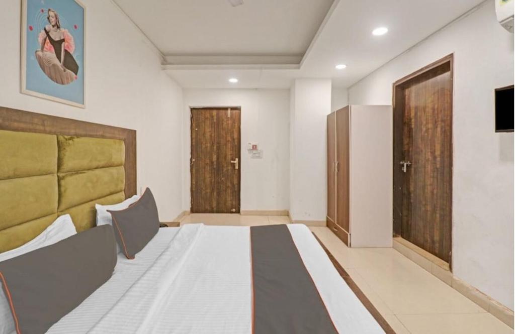 Postel nebo postele na pokoji v ubytování Hotel O Kashish Residency