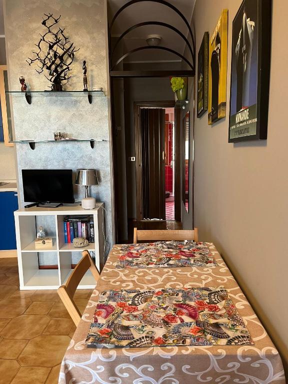 Televízia a/alebo spoločenská miestnosť v ubytovaní Piccola Casa Mucchiola 600mt dalla Spiaggia