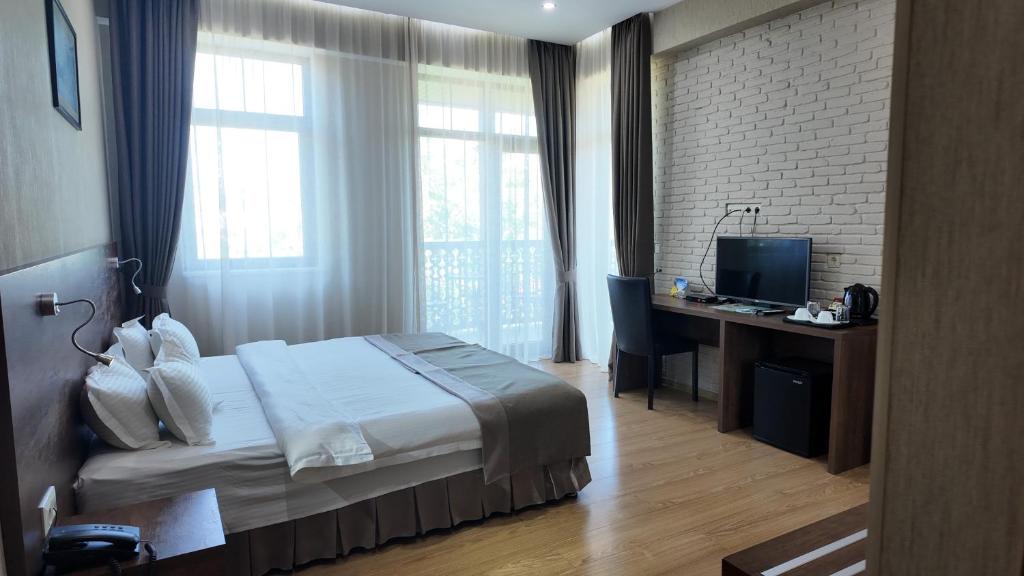 Postel nebo postele na pokoji v ubytování Metekhi Line Hotel