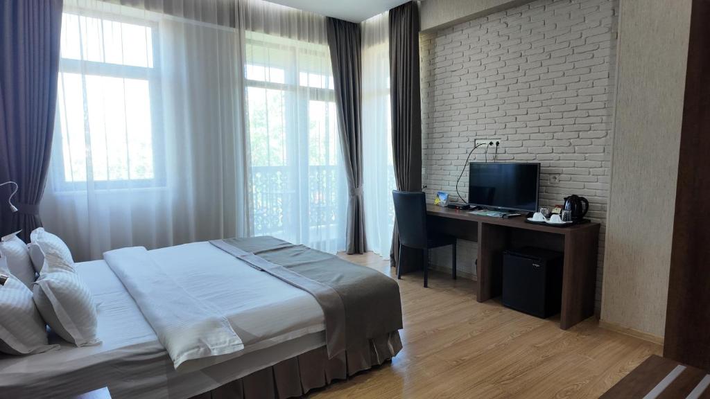 Postel nebo postele na pokoji v ubytování Metekhi Line Hotel