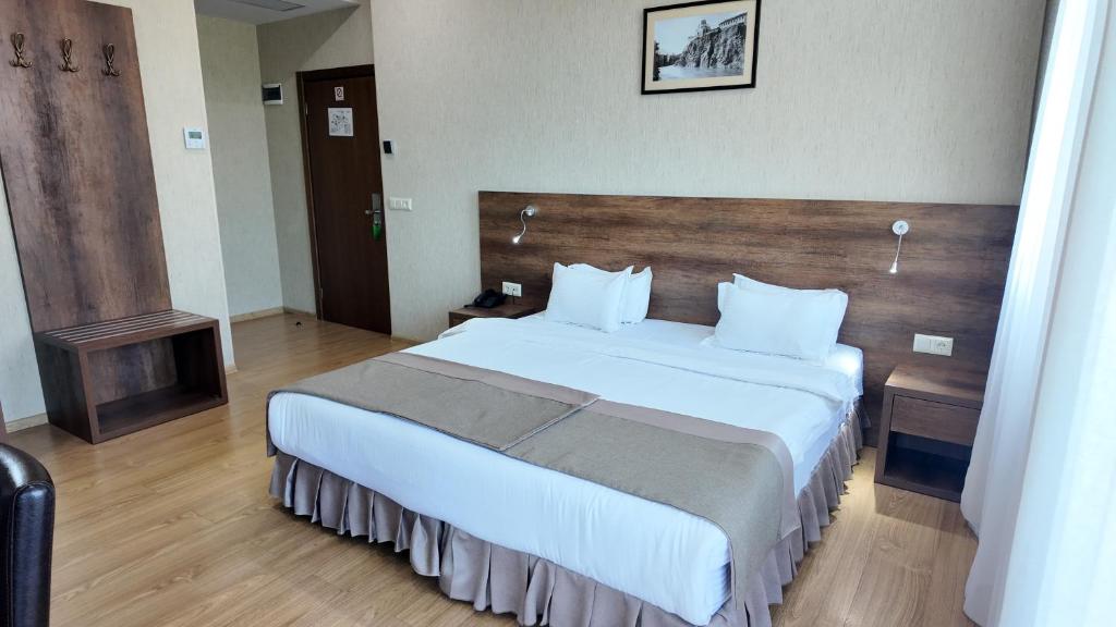 Postel nebo postele na pokoji v ubytování Metekhi Line Hotel