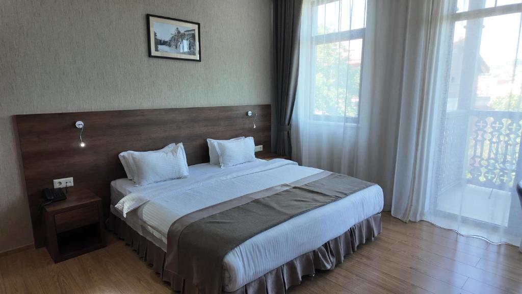 Postel nebo postele na pokoji v ubytování Metekhi Line Hotel