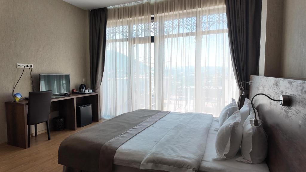 Postel nebo postele na pokoji v ubytování Metekhi Line Hotel