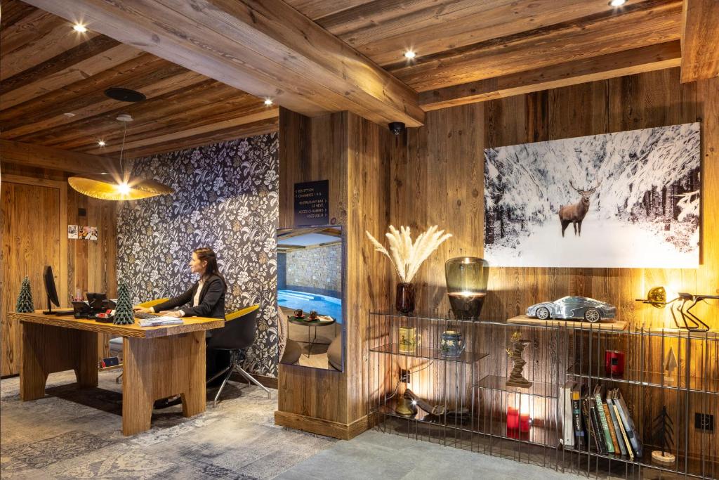 TV a/nebo společenská místnost v ubytování Hotel MONT-BLANC VAL D'ISERE