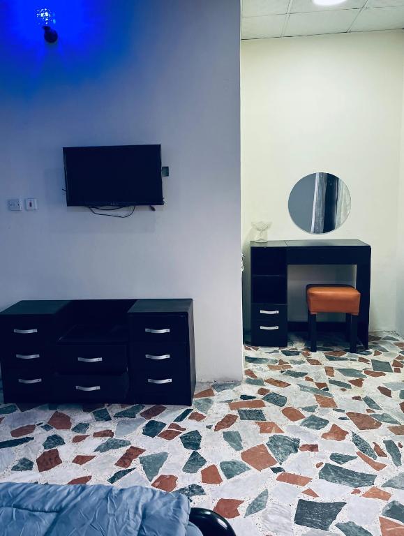 TV a/nebo společenská místnost v ubytování Uno One Airport Inn