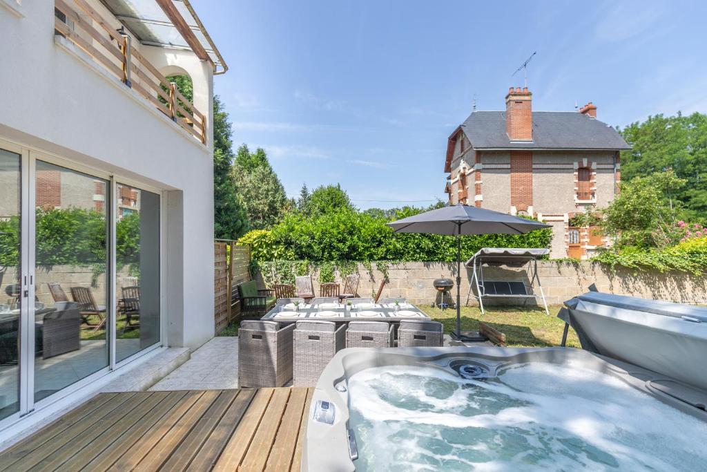 Πισίνα στο ή κοντά στο La Villa Romaine, Jacuzzi 15 min du Zoo de Beauval