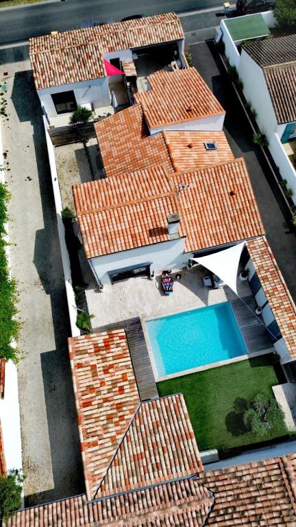 une vue aérienne d'une rangée de toits avec une piscine dans l'établissement Villa Idéalement placée, à La Flotte