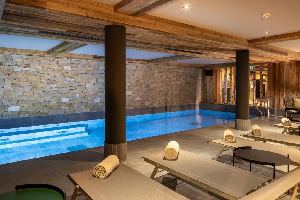 Bazén v ubytování Hotel MONT-BLANC VAL D'ISERE nebo v jeho okolí