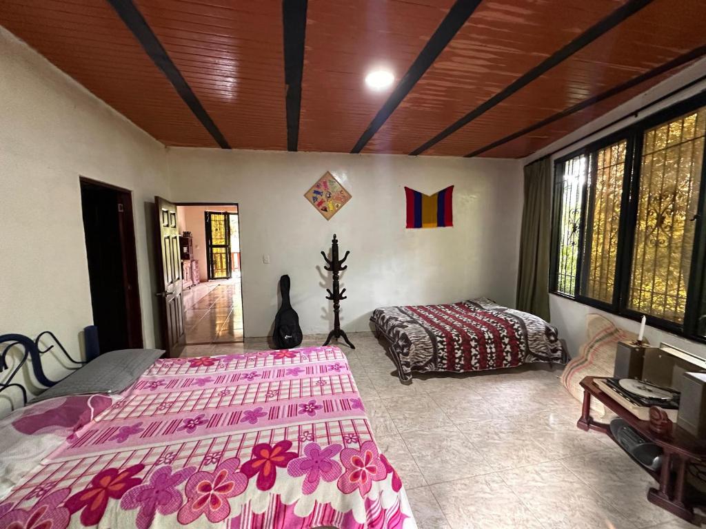 Postel nebo postele na pokoji v ubytování La Casa De Los Sueños Colombia Centro de Bienestar y Hostel Temático Ancestral