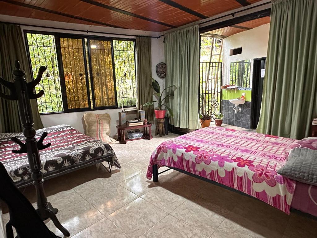 Postel nebo postele na pokoji v ubytování La Casa De Los Sueños Colombia Centro de Bienestar y Hostel Temático Ancestral