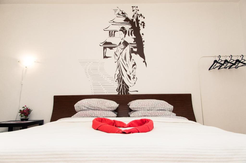 エカテリンブルクにあるYin-Yang in DAS HAUS Complexのベッドルーム1室(赤い枕のベッド1台付)