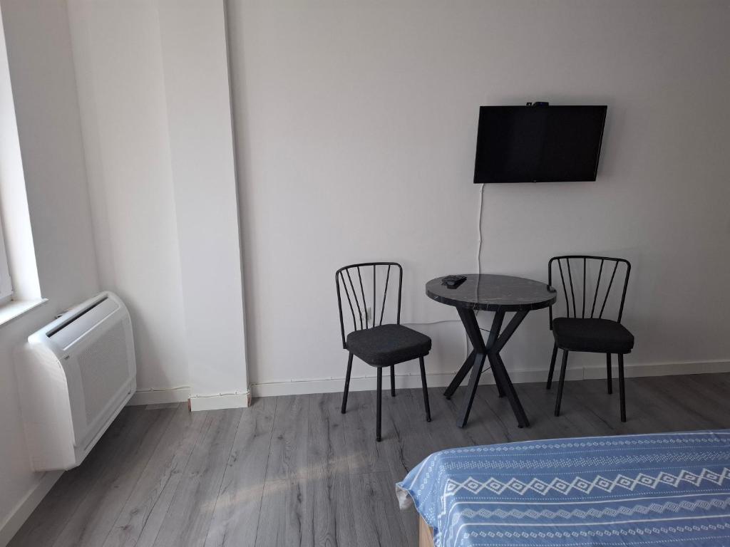 TV a/nebo společenská místnost v ubytování Apartment Kiril