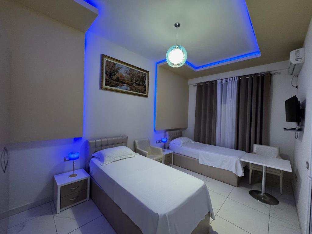 Postel nebo postele na pokoji v ubytování Grand Hotel Gjyshi