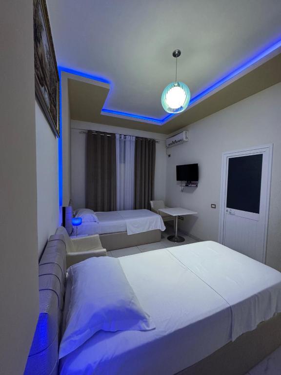Postel nebo postele na pokoji v ubytování Grand Hotel Gjyshi