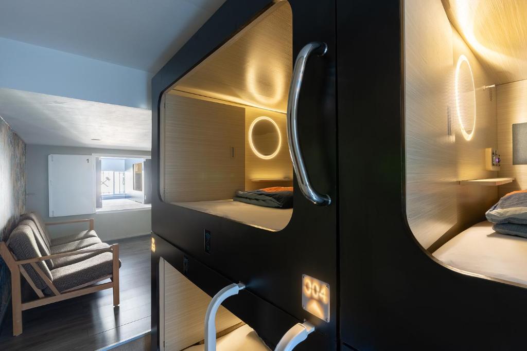 Letto o letti in una camera di MUE Cubes - Capsule Hotel