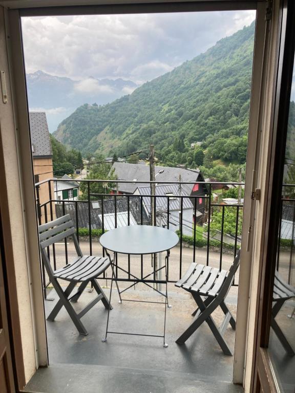 a table and chairs on a balcony with a view at Studio avec balcon Barèges in Barèges