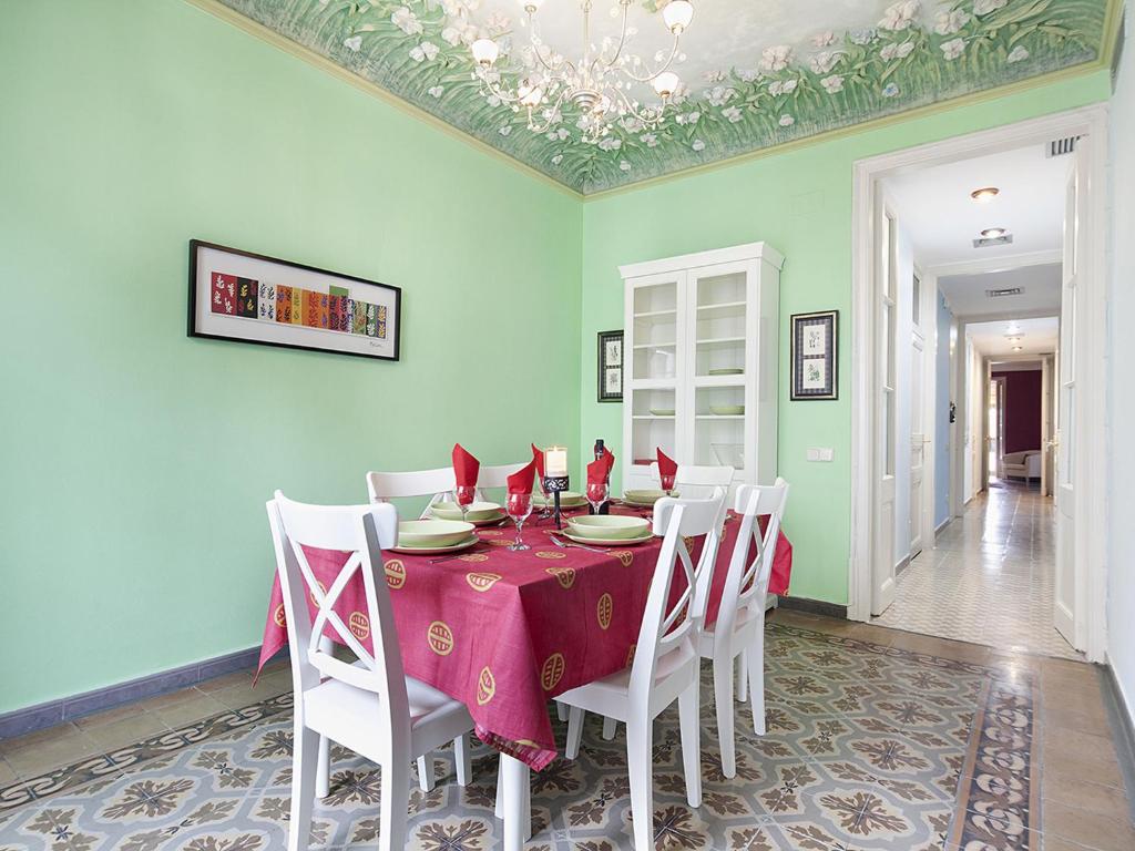 Un comedor con una mesa y sillas blancas. en Apartment in Barcelona near Passeig de Gràcia, en Barcelona