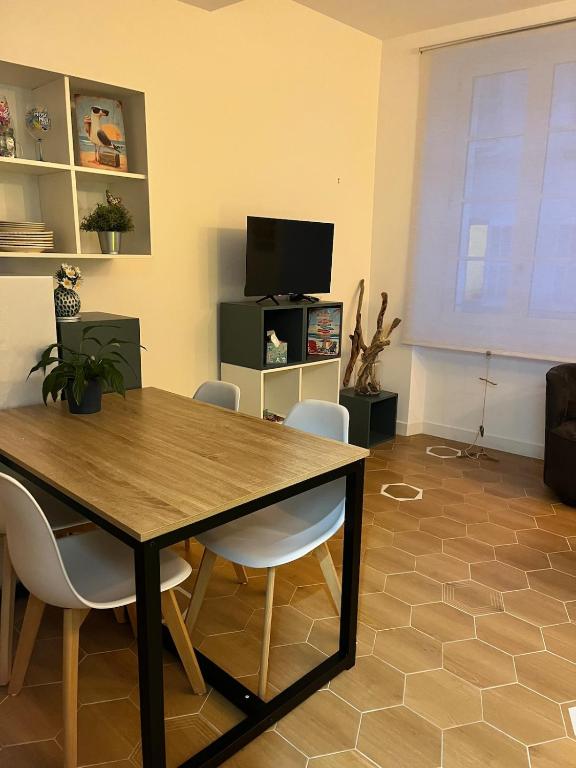une salle à manger avec une table, des chaises et une télévision dans l'établissement T2 cocooning Toulon center-4 people, à Toulon