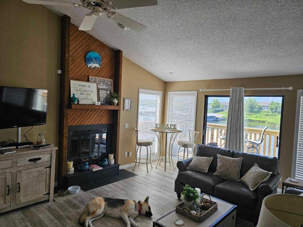 Gambar di galeri bagi Waterfront Oasis Condo with Gorgeous Deck Views di Four Seasons