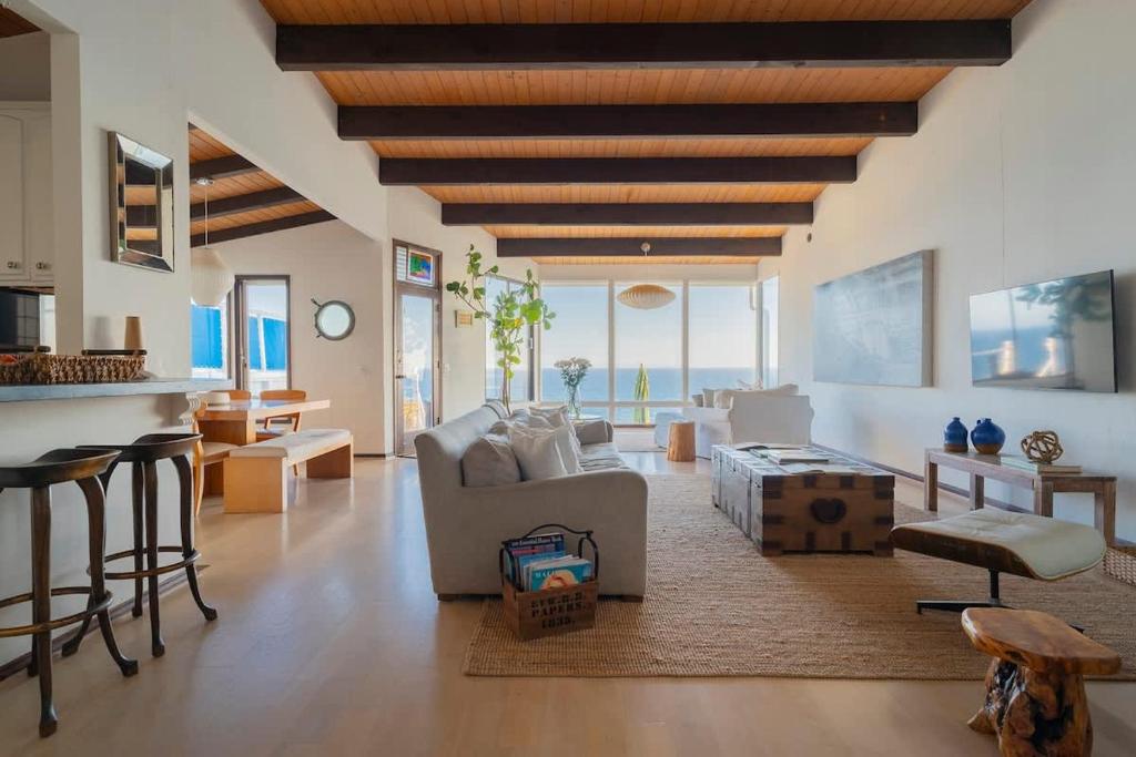Χώρος καθιστικού στο Malibu Villa with Beach Access and Ocean View