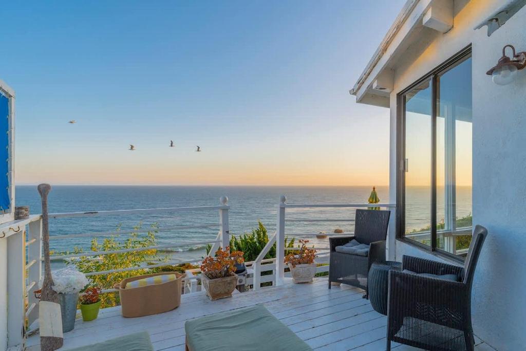 マリブにあるMalibu Villa with Beach Access and Ocean Viewの海が見えるバルコニー