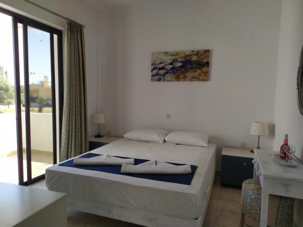 Postel nebo postele na pokoji v ubytování Hotel Narkissos