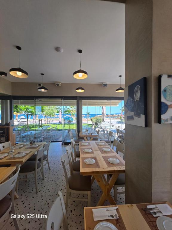 Sophia seaview suites & restaurant - 3