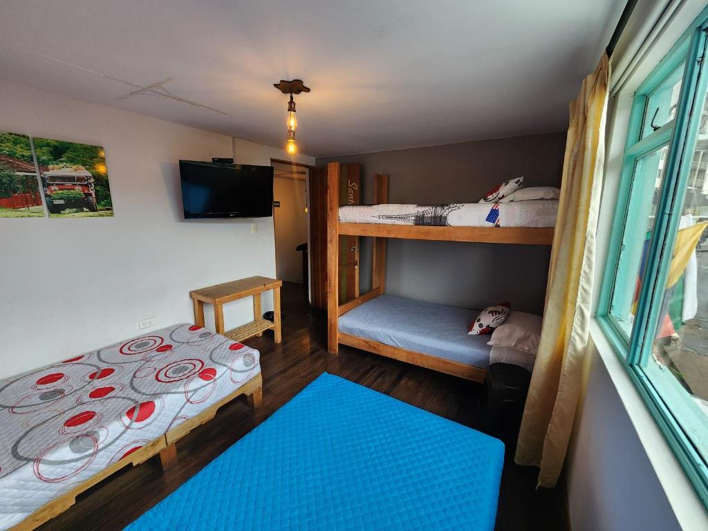 Postel nebo postele na pokoji v ubytování Hostal Triangulo del Café