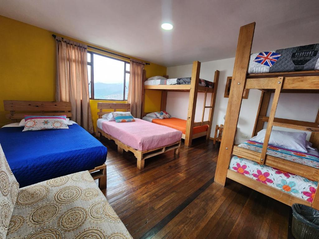 Postel nebo postele na pokoji v ubytování Hostal Triangulo del Café