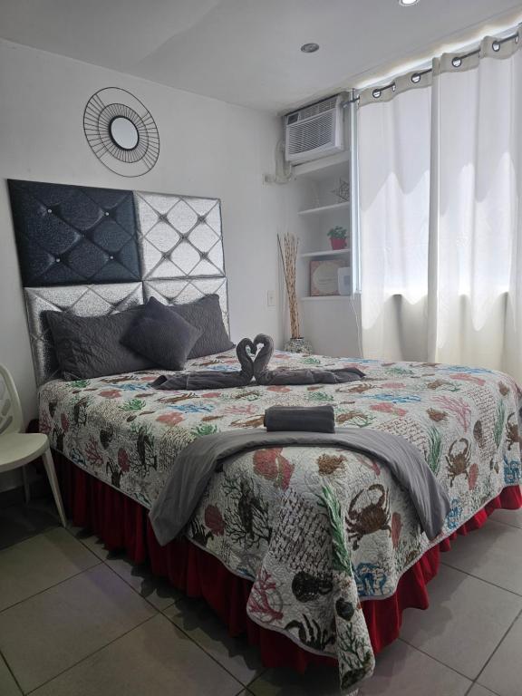 um quarto com uma cama com um cobertor de crânio em Sea breeze vacation ll en Condominio Verde Mar em San Juan