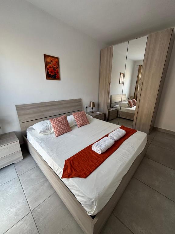 Postel nebo postele na pokoji v ubytování Cozy and Bright Central Room, Shared Flat