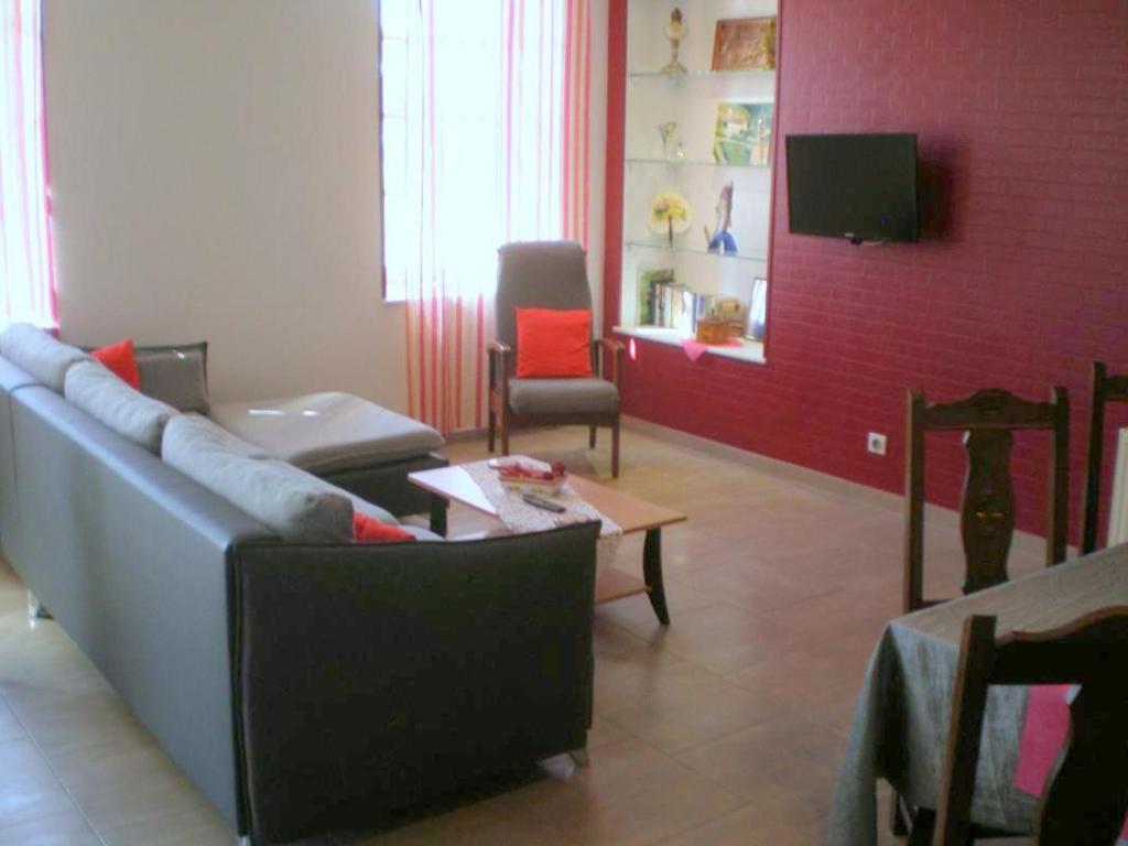Televízia a/alebo spoločenská miestnosť v ubytovaní Maison de campagne avec SPA, jeux et espace bien-être, idéale pour familles et groupes jusqu'à 8 pers. - FR-1-489-442
