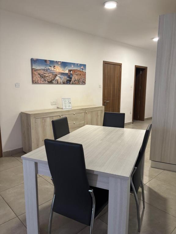 Fotografie z fotogalerie ubytování Cozy and Bright Central Room, Shared Flat v destinaci Msida