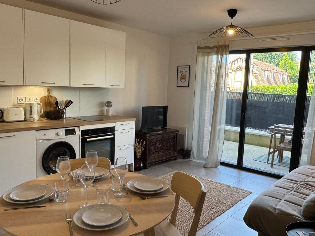 une cuisine et un salon avec une table et des chaises dans l'établissement Appartement 2 pièces à Houlgate, proche plage, avec balcon et parking - FR-1-487-382, à Houlgate