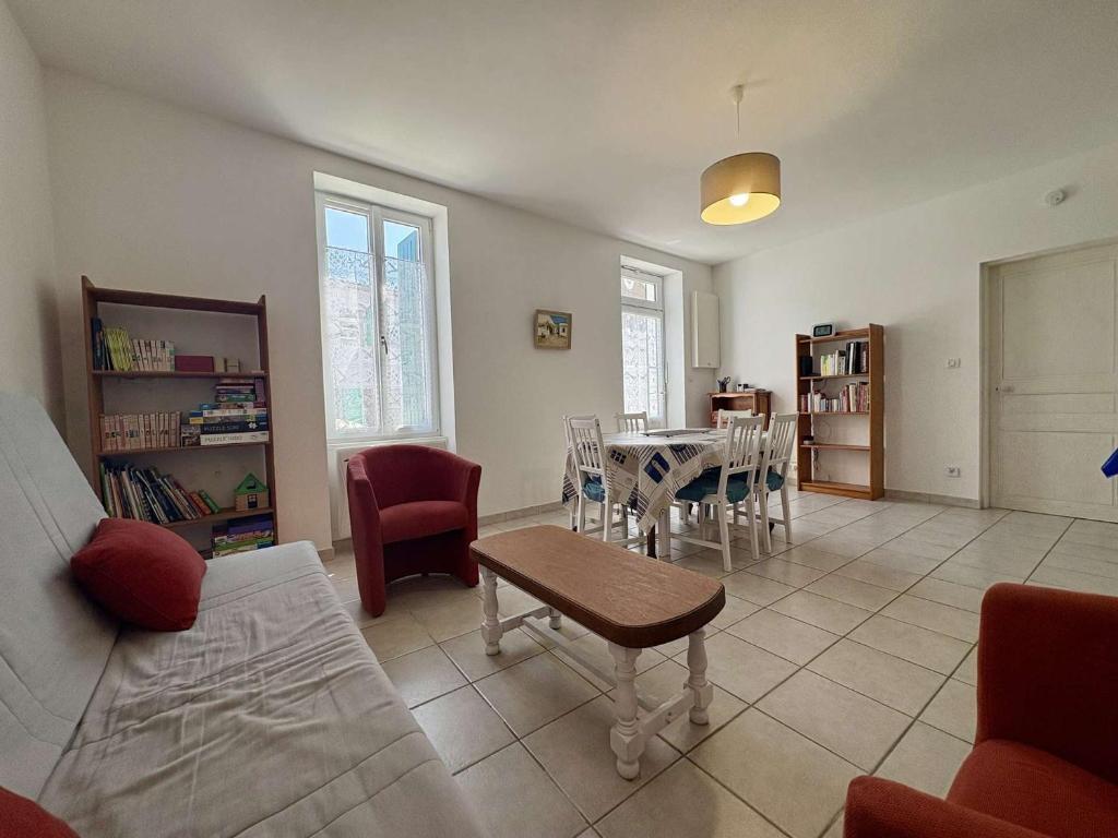un salon avec un canapé, une table et des chaises dans l'établissement Maison calme Saint-Denis d'Oléron proche centre et plage - FR-1-246A-364, à Saint-Denis-dʼOléron