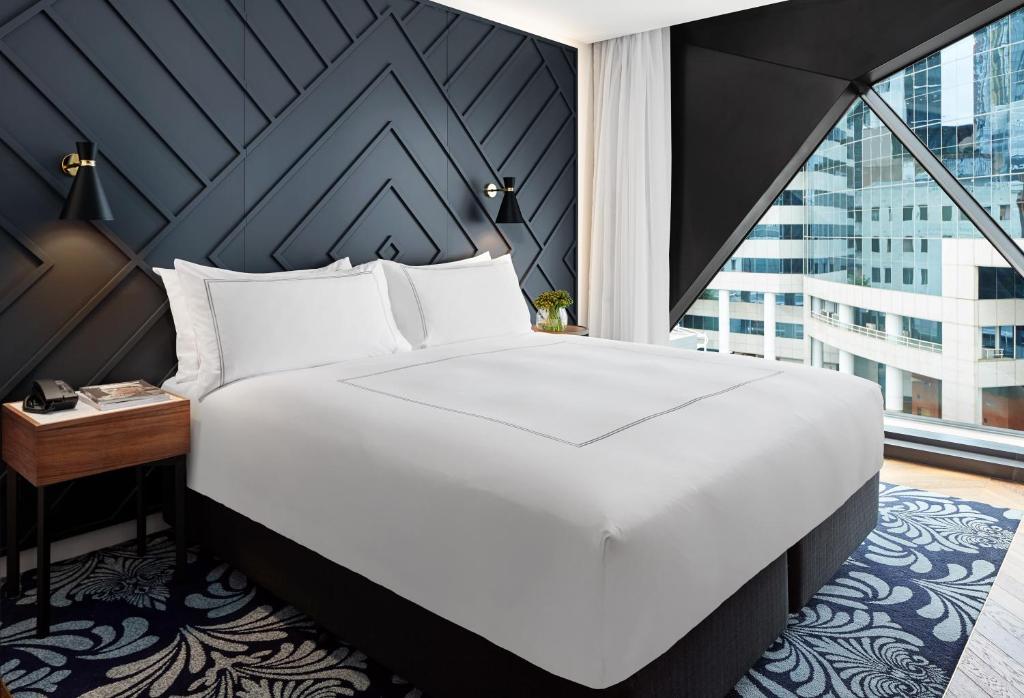 Postel nebo postele na pokoji v ubytování West Hotel Sydney, Curio Collection by Hilton