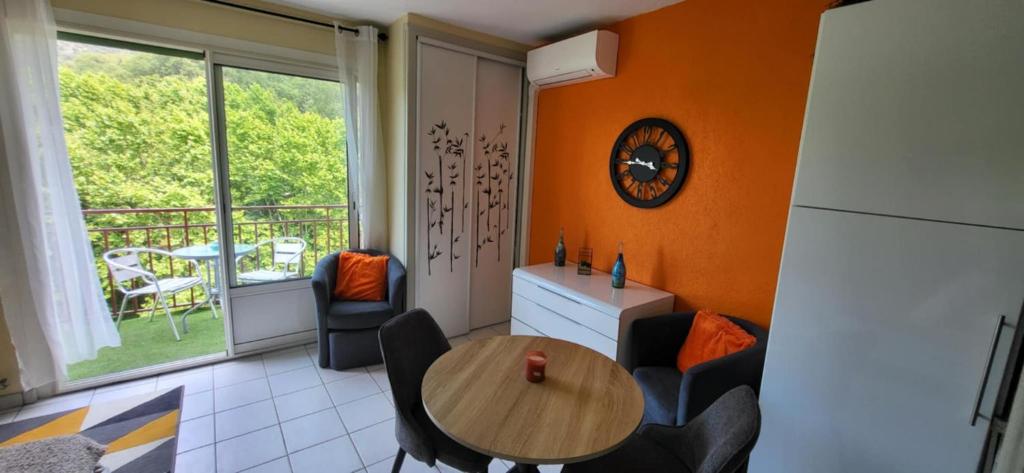 Il dispose d'un balcon et d'une cuisine avec une table et des chaises. dans l'établissement Studio climatisé à 50 m des thermes, à Amélie-les-Bains-Palalda