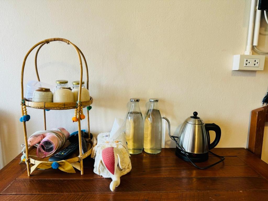Příslušenství pro přípravu čaje a kávy v ubytování Retro At Phra Sing Guest House