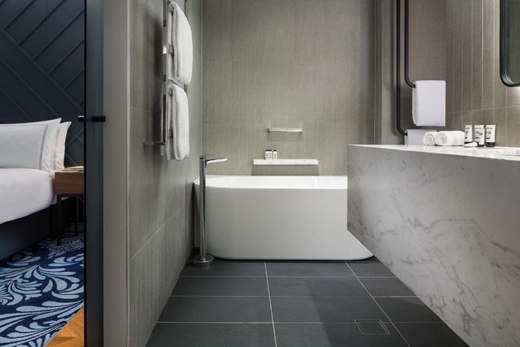 West Hotel Sydney, Curio Collection by Hilton - Resim 9