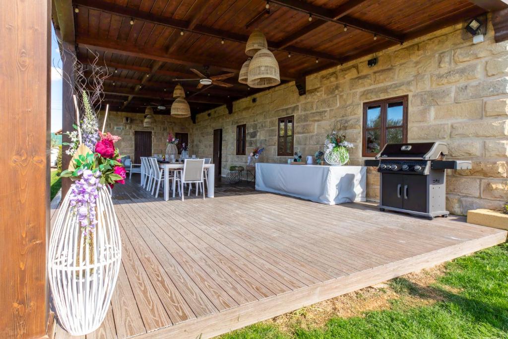 Patio nebo venkovní prostory v ubytování Sunset Haven at Ferdinand's Grove Farmhouse with Private Pool