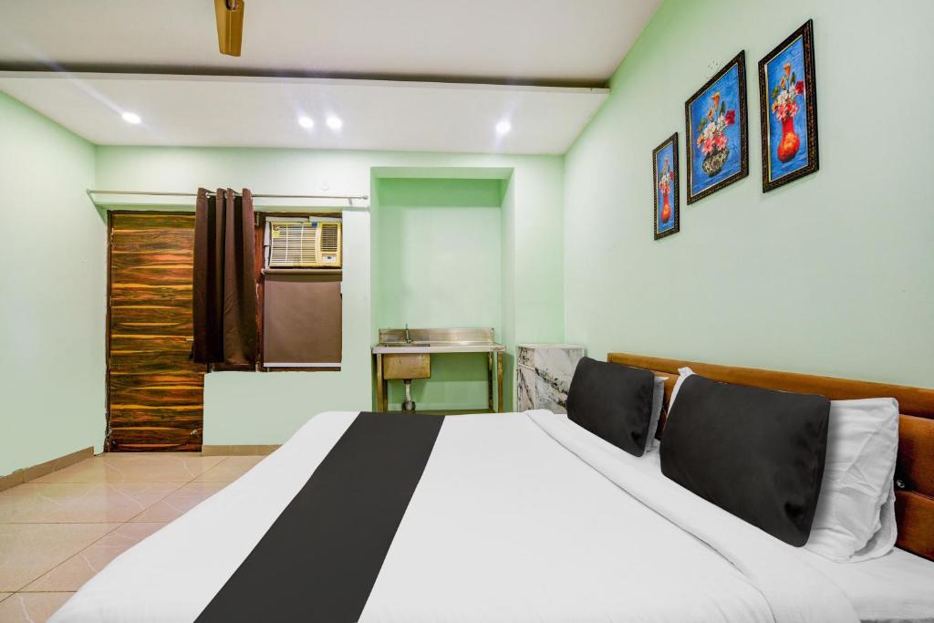 Postel nebo postele na pokoji v ubytování Hotel O Ridge Way Stays