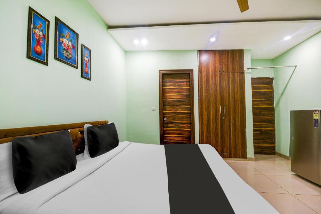 Postel nebo postele na pokoji v ubytování Hotel O Ridge Way Stays