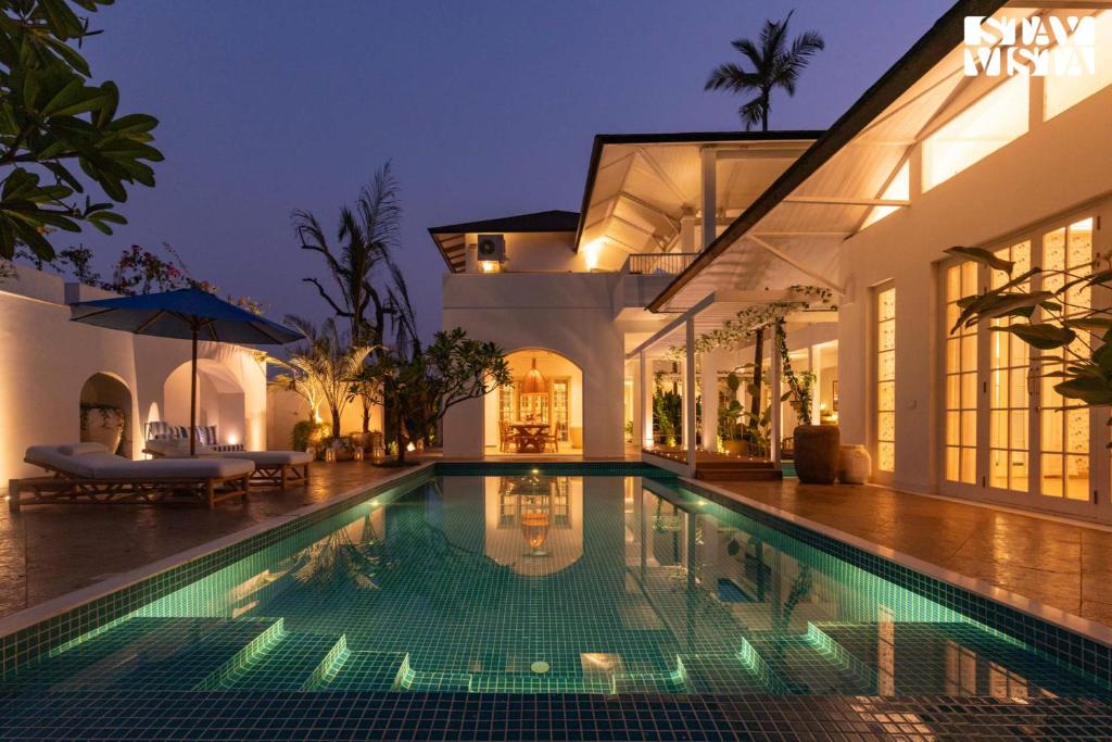SangoldaにあるStayVista at Villa Selene - Dolly J Homes with Poolのプール付きの家の画像